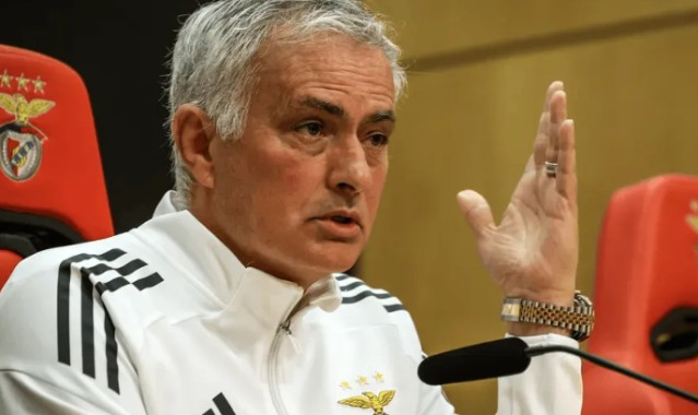 大反转！穆帅突爆争议发言！矛头直指皇马，球迷：这次支持他|何塞·穆里尼奥|联赛|本菲卡足球俱乐部|皇家马德里|穆里尼奥_新浪体育_新浪新闻